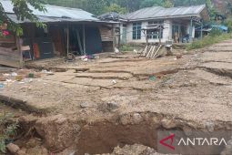 Tanah bergerak pasca banjir, 186 KK tinggalkan Desa Tandihat di Tapsel