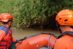 Tim SAR gabungan cari anak yang hanyut di Sungai Ciujung Lebak