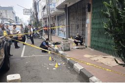 Seorang pria di Bnadung tewas bersimbah darah dengan sejumlah luka tusuk