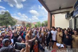 Pemkab Bangka Selatan serahkan bantuan modal usaha kepada 430 pelaku UMKM