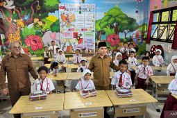 Bupati Mojokerto berikan bantuan kain seragam sekolah