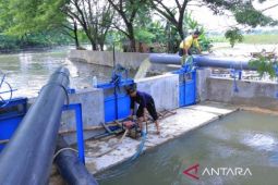 Siaga banjir pemukiman dekat kali, Pemkot Tangerang siapkan alat berat