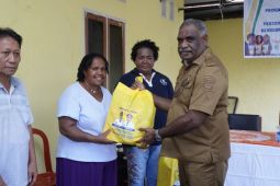 Pemkot Jayapura salurkan bantuan bahan pokok kepada warga sambut Natal 2025