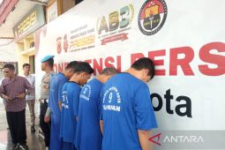 Polres Cirebon mengungkap komplotan ganjal ATM rugikan korban Rp71 juta