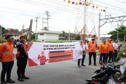 KAI Daop 6 bersama KAI Properti gelar sosialisasi keselamatan di perlintasan KA