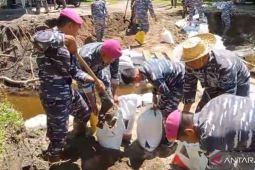 TNI-AL bangun jembatan darurat dan distribusikan logistik di Sumbar