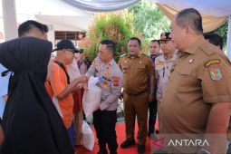 Bupati serahkan bantuan kepada warga terdampak banjir di Asahan