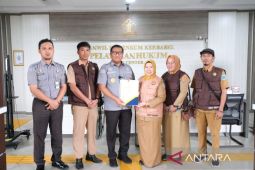 Kanwil Kemenkum Babel serahkan dua sertifikat hak cipta kepada guru SMA Negeri 4 Pangkalpinang