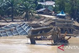 Jembatan putus, warga Aceh Tamiang arungi sungai ke pusat kabupaten
