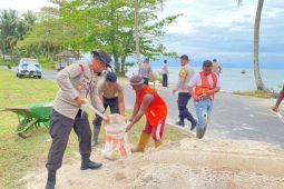 Polres Lingga dan warga gotong royong bangun tanggul cegah abrasi