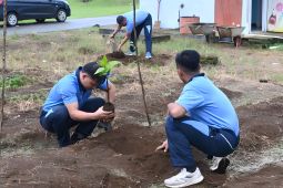 Lanud Harry Hadisoemantri menanam ratusan pohon produktif