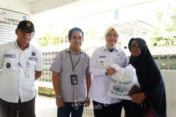 PT Timah serahkan 500 paket sembako bantu korban banjir rob Pangkalpinang