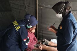 Paramedis Polri memberikan layanan kesehatan korban banjir di Aceh Tamiang