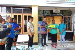 Pemkab Jayapura salurkan bantuan alat produksi keripik untuk 14 pelaku usaha