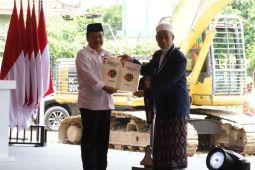 Kemen ATR/BPN serahkan dua sertifikat tanah pembangunan Ponpes Al Khoziny