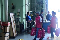 TNI AL mengirim bantuan tabung gas untuk kebutuhan korban banjir di Sumatera