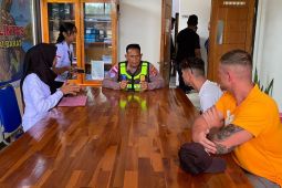 Polisi-Imigrasi amankan dua WNA melanggar lalu lintas di Labuan Bajo