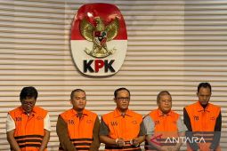 KPK tetapkan Bupati Lampung Tengah dan adiknya jadi tersangka