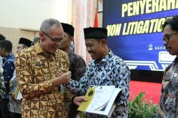 Kemenkum Banten perkuat Posbakum, serahkan sertifikat NLP ke-30 Lurah/Kades