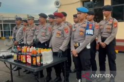 Polres Cianjur sita 468 botol miras dari kios berkedok depot jamu