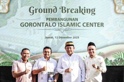 Gubernur Gorontalo terima hadiah buku di hari ulang tahun