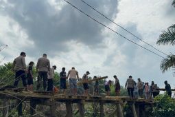Polisi dan warga di Jambi rehabilitasi jembatan penghubung antar desa
