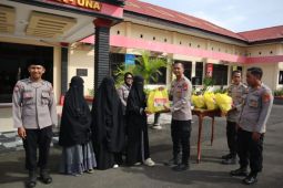 Polres-Touna serahkan bansos kepada istri mantan napiter