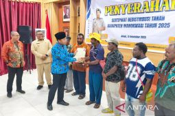 Kantah Manokwari serahkan 250 sertifikat redistribusi tanah
