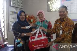 Pemkot Pangkalpinang serahkan bantuan Kemensos bagi korban banjir rob