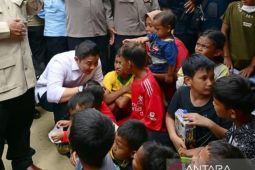 Seskab Teddy bawa ransel bagikan mainan, kudapan untuk anak-anak Aceh