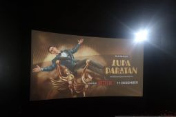 Lupa Daratan, cara Ernest Prakasa mengeksplorasi komedi Vino G. Bastian