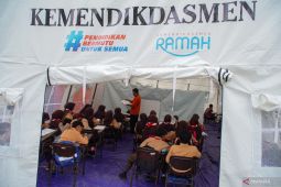 Sekolah darurat bencana erupsi Gunung Semeru