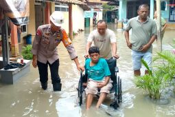 Polres Cirebon Kota kerahkan personel bantu penanganan banjir di permukiman