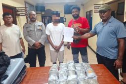 Polisi tangkap penyelundup membawa 3,9 ganja tujuan Sorong di pelabuhan Jayapura