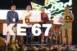 UPN Veteran Yogyakarta beri penghargaan Alumni Peduli kepada Bos Surya Group