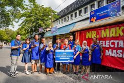 Perkuat ekonomi pelaku usaha, Bank Raya serahkan dukungan prasarana bagi PKL di Cluster Unggulan Sidodadi Semarang