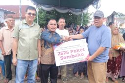 Gubernur Babel bagikan beras gratis di Bangka Barat