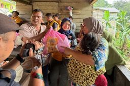 Lili Pintauli serahkan langsung bantuan Ketum Hanura untuk korban banjir dan longsor di Tapsel