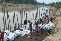 Koramil mengintensifkan perbaikan tanggul di Langkat setelah banjir
