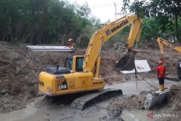 Pemkab Bekasi pasang tanggul Kali Cikadu cegah banjir
