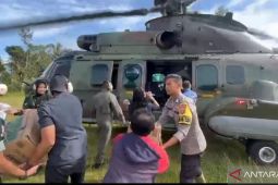 Heli TNI AU antar bantuan makanan dan air untuk warga terdampak banjir