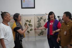 UK Petra dampingi penenun jombang buat tirai tenun