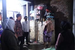 Bupati Jember turun ke lokasi banjir sambil distribusikan sembako