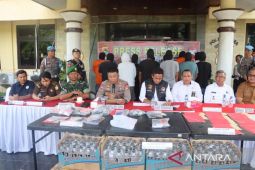 Polres Bima musnahkan 170 gram sabu dan 1.750 botol miras