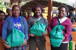 Berbagi kasih Natal bersama masyarakat di sekitar wilayah operasional PTFI