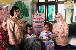 DWP Maluku bagikan buku pada anak sekolah peringati HUT ke-26