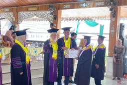 Ratusan lansia di Batang Hari mengikut wisuda akbar