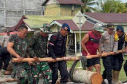 Brimob Polda Aceh dan TNI bangun jembatan darurat di Aceh Singkil