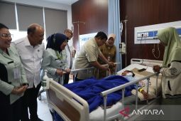 Prabowo menjenguk korban mobil SPPG, janji traktir bubur ayam