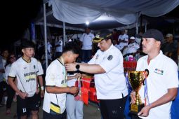 Antap FC juara I Bupati CupIII, Bupati Samosir serahkan piala bergilir